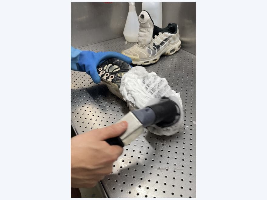 Une sneaker traitée à la main dans l’atelier de Genève